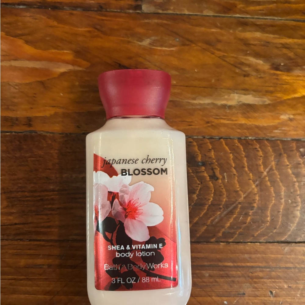 Bath & Body Works Japanese Cherry Blossom Lotion - Red & Cream